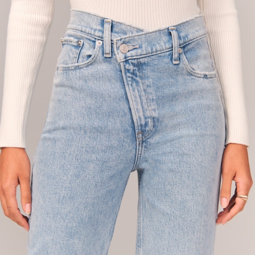 ABERCROMBIE 90s ULTRA HIGH RISE STRAIGHT JEANS WITH CROSS OVER WAIST